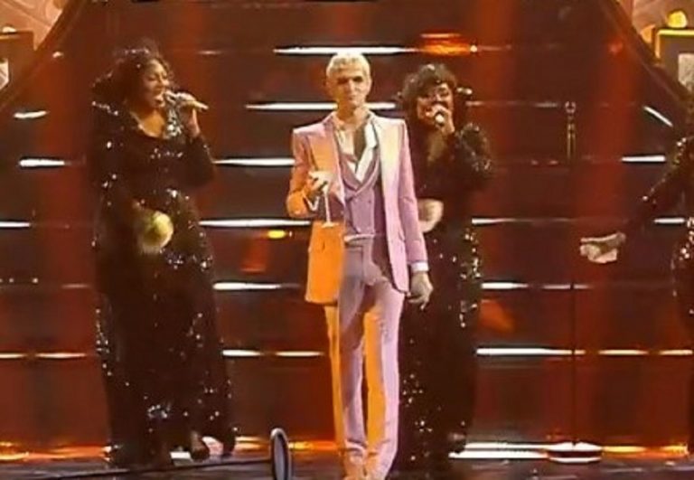Achille Lauro con il bicchiere in mano all'Ariston