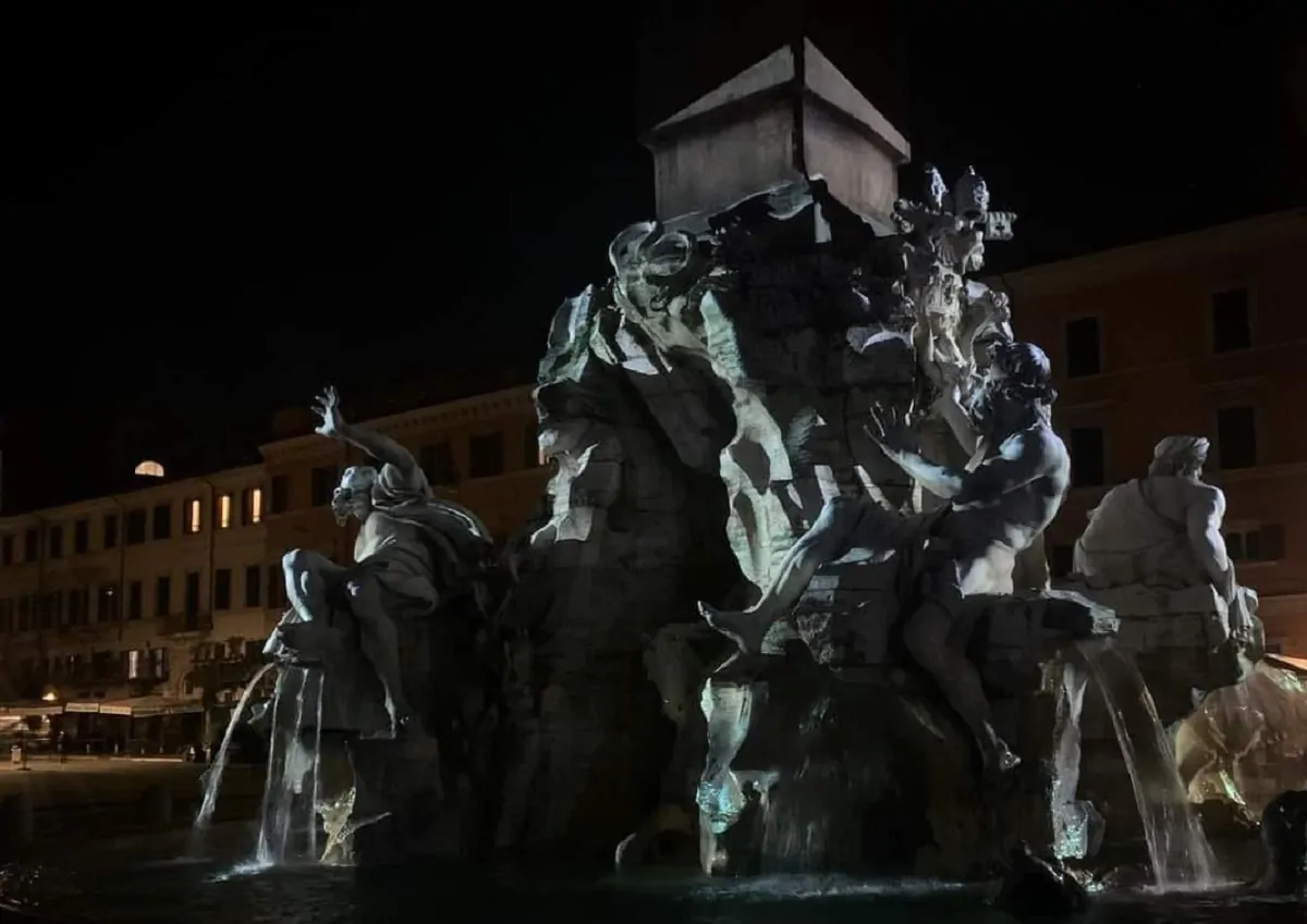 La fontana di Piazza Navona a Roma con le luci spente