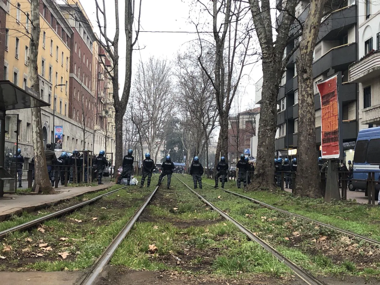 Polizia blocca il corteo No Green pass