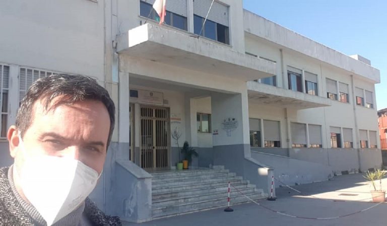 Picchiato dopo scuola, prof aggredito dai genitori degli alunni