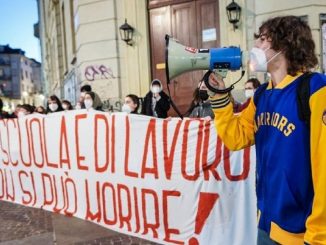 Torino, studenti in piazza per protestare: “Non vogliamo morire di lavoro”