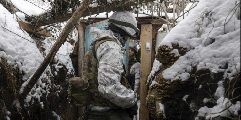Fanteria d'arresto ucraina nel camminamento