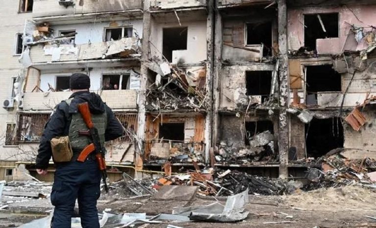 Un palazzo ucraino distrutto dai razzi