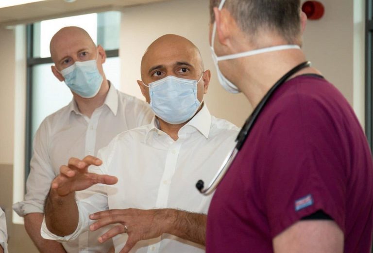 Al centro, il ministro della Sanità britannico Javid