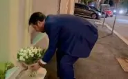 Matteo Salvini depone fiori davanti all'ambasciata ucraina a Roma