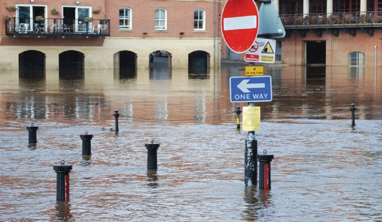 Tempesta Eunice, disagi su tutta la Gran Bretagna