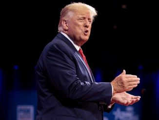 Donald Trump sul palco di CPAC 2022 in Florida