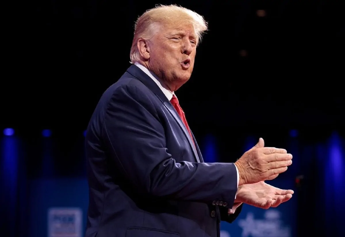 Donald Trump sul palco di CPAC 2022 in Florida