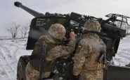 Artiglieri governativi ucraini con un pezzo da 88 mm