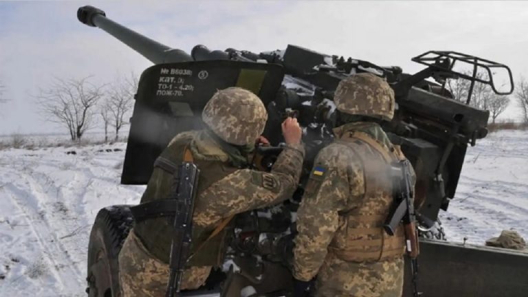 Artiglieri governativi ucraini con un pezzo da 88 mm