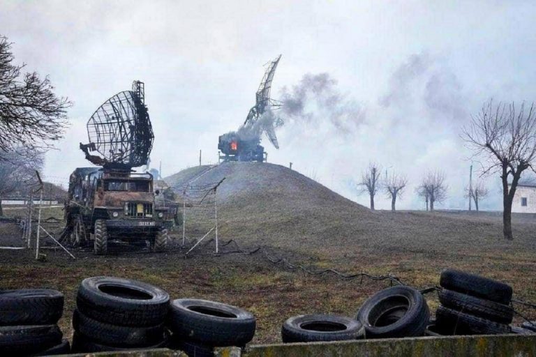 Una postazione radar ucraina centrata da un razzo