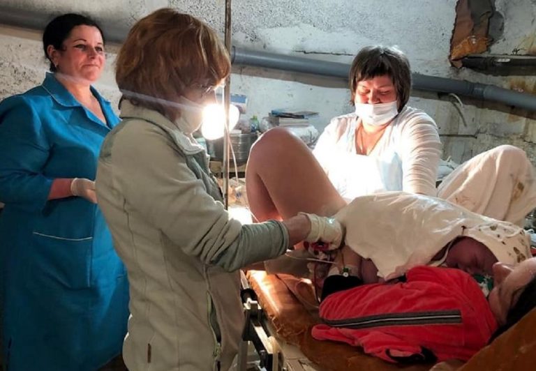 La commovente immagine del parto sotto le bombe a Kiev