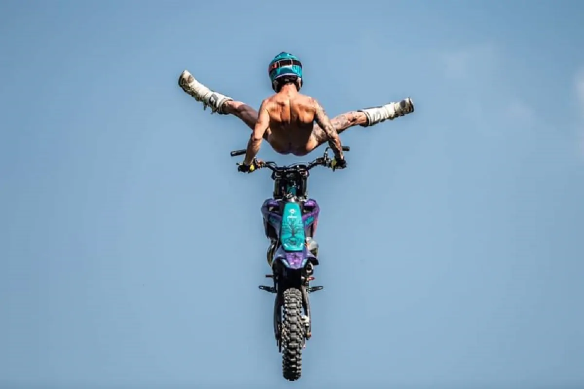 Vanni Oddera, cosa è la Mototerapia. Il pilota di motocross freestyle soffre di una rara malattia