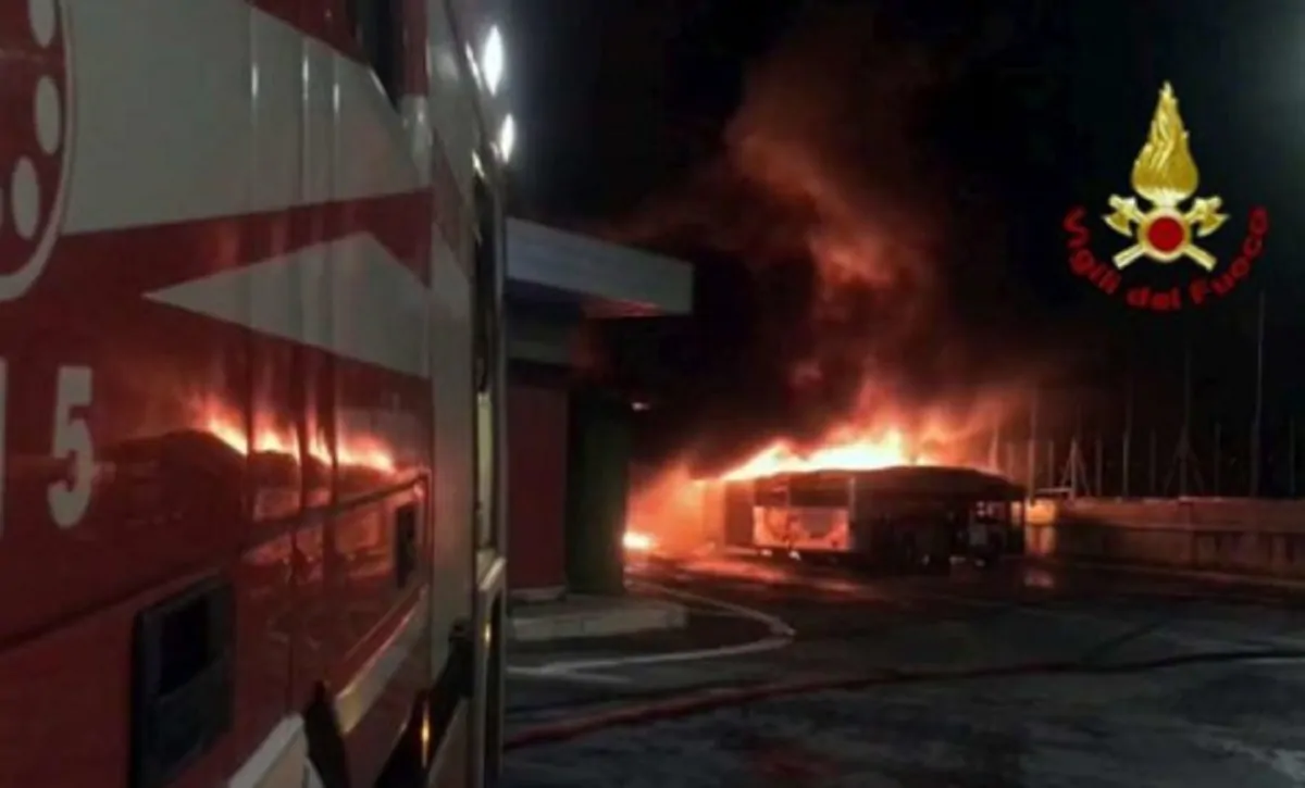 Autobus in fiamme via casilina
