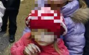Ai bambini ucraini viene attaccata una targhetta con il gruppo sanguigno