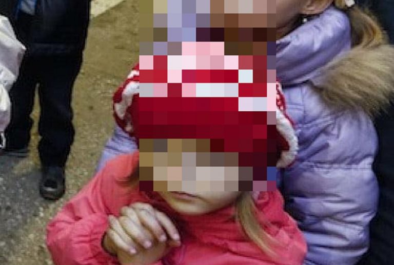 Ai bambini ucraini viene attaccata una targhetta con il gruppo sanguigno