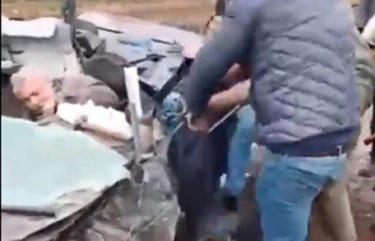 I soccorsi all'anziano nell'auto schiacciata dal tank