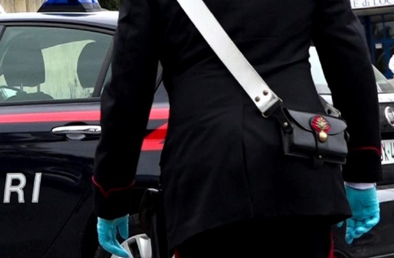 I acarabinieri salvano un'aspirante suicida con il laccio di una scarpa