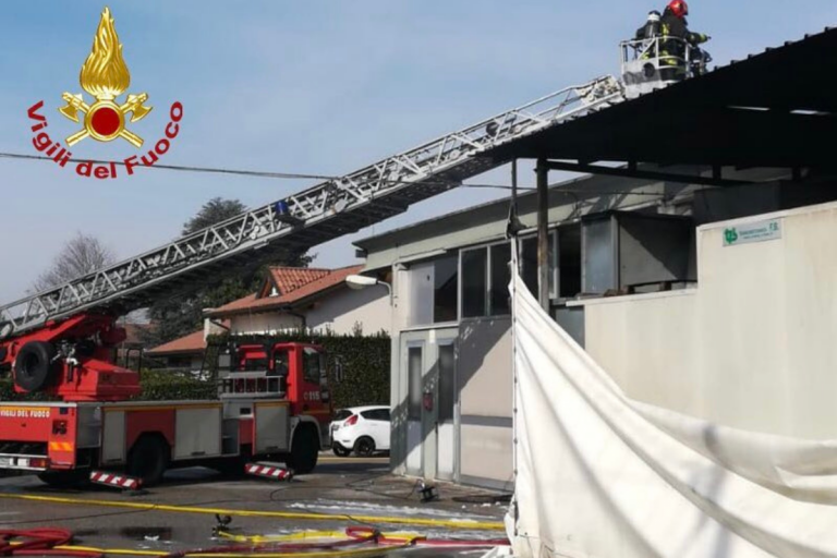 fabbrica in fiamme
