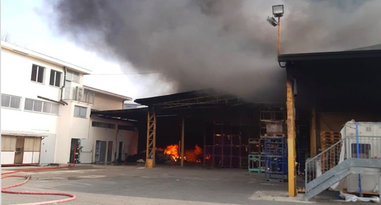 Incendio nella ditta di autotrasporti a None