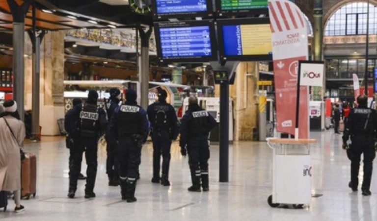 Uomo armato di coltello parigi