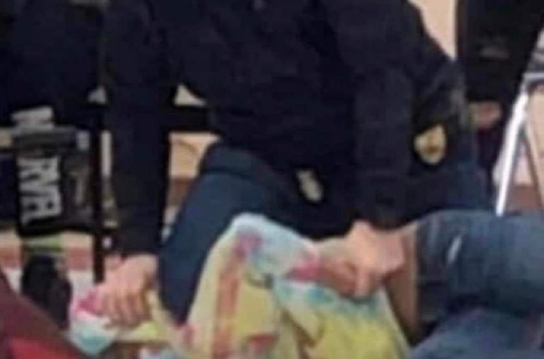 L'agente con il ginocchio sul collo della 12enne