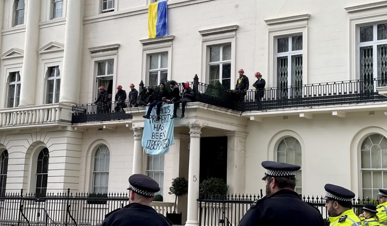 Londra, attacco anarchico alla villa di un oligarca russo