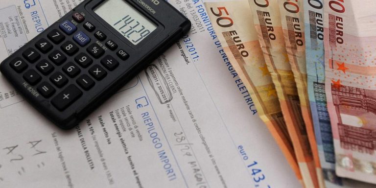 Bollette, primo calo delle tariffe dopo 18 mesi: -10% per gas ed elettricità