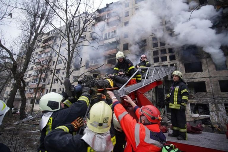 Bombardato condominio a Kiev