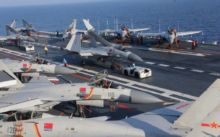 Caccia J-15/16 ad ala ripiegata sulla portaerei cinese Liaoning