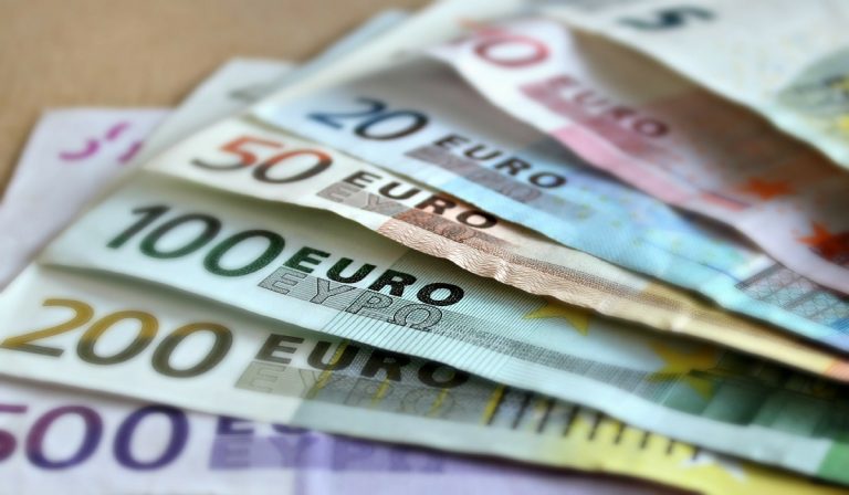 Bollette in aumento, una pizza costerà 8 euro