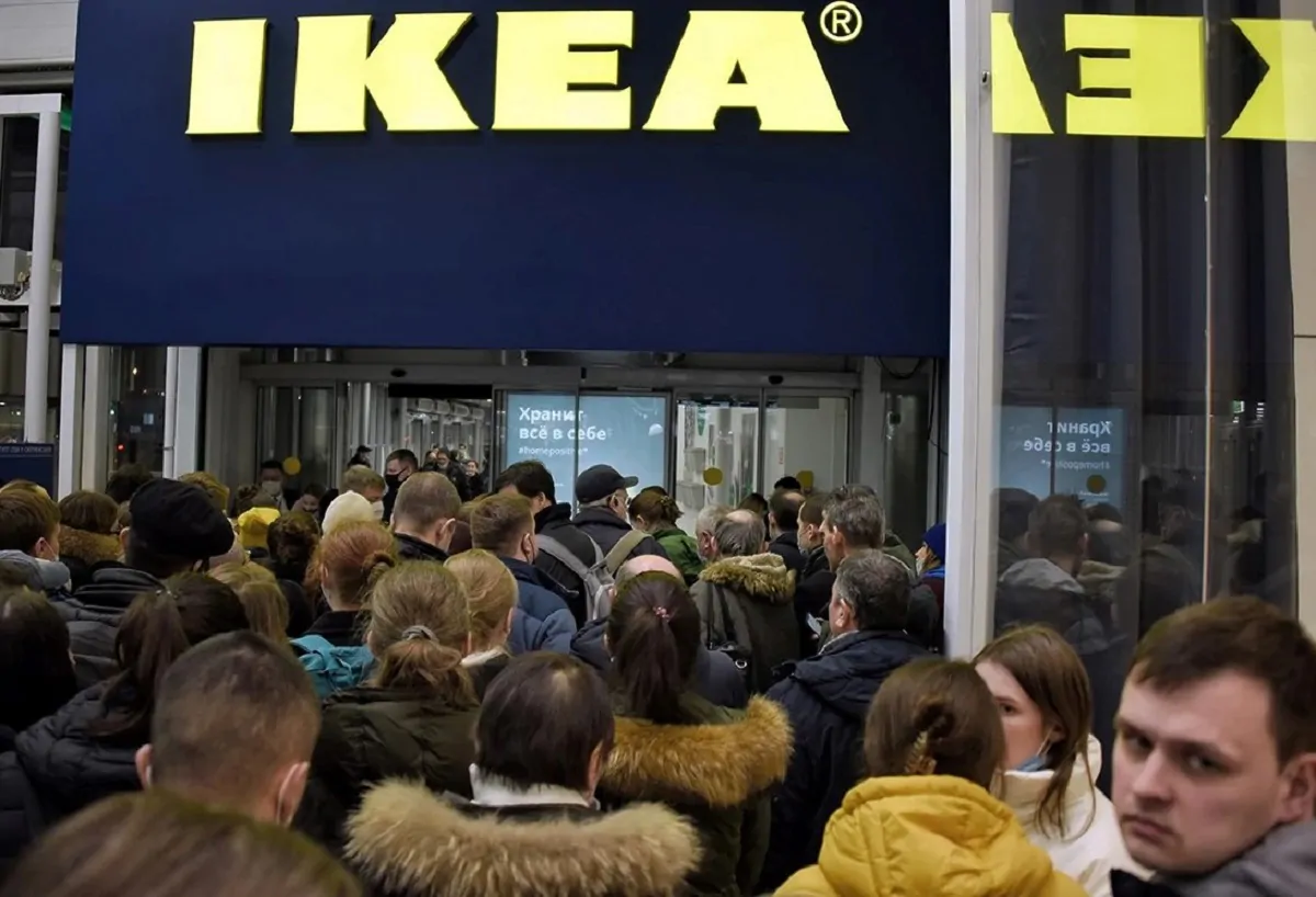 Russi accalcati davanti ad una sede Ikea prima della chiusura