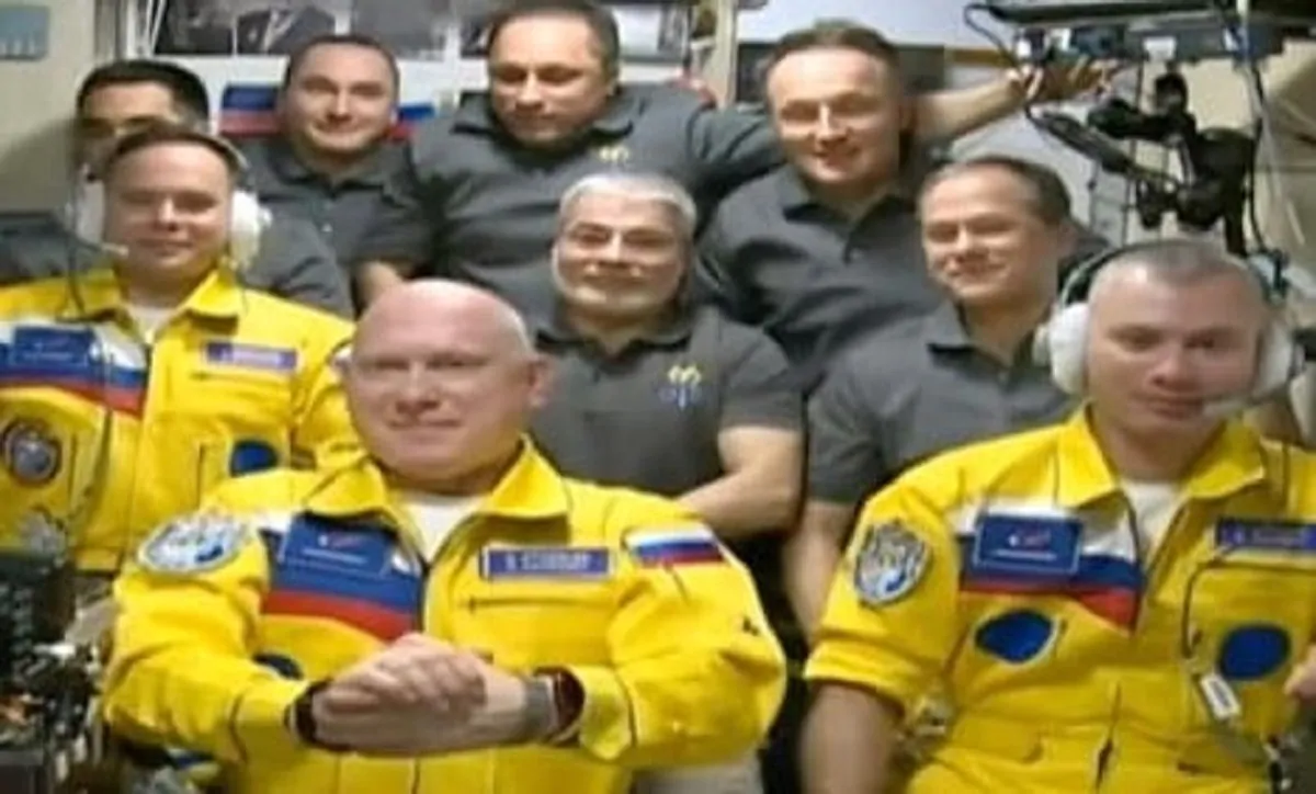 Il team di comonauti russi con i colori giallo e blu che richiamano la bandiera Ucraina