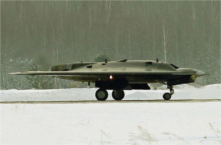 Un drone militare russo Okhotnik-B “Hunter”