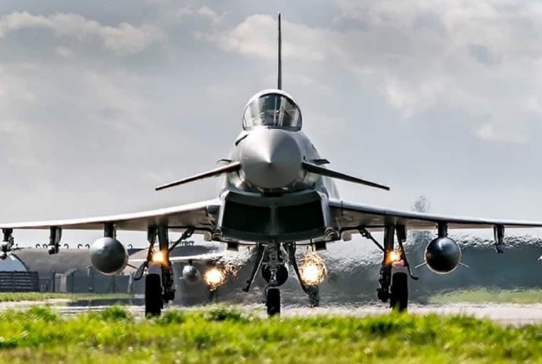 Un Typhoon Eurofighter in decollo