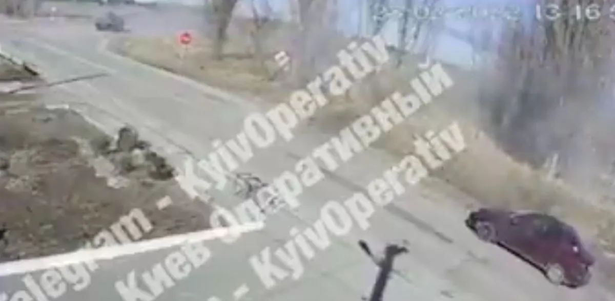 Frame del video del carro armato che spara contro un auto