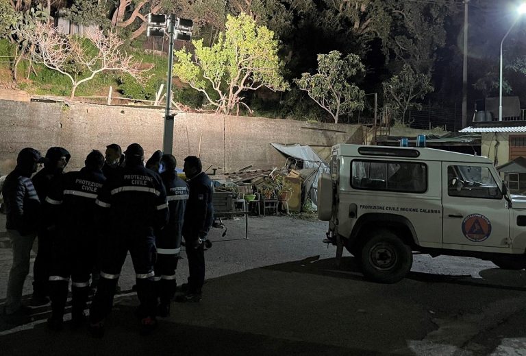 La Protezione Civile ispeziona le abitazioni
