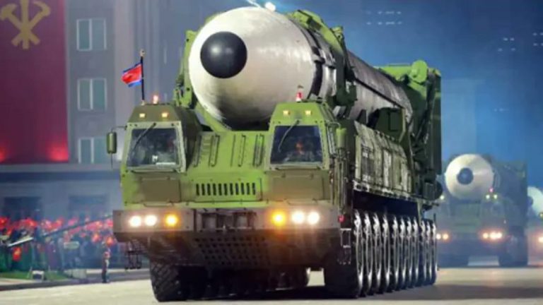Un Hwasong 17 su trasporto gommato speciale