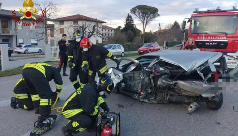 incidente frontale auto camion