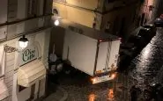 Il tir incastrato in via delle Ruote a Firenze