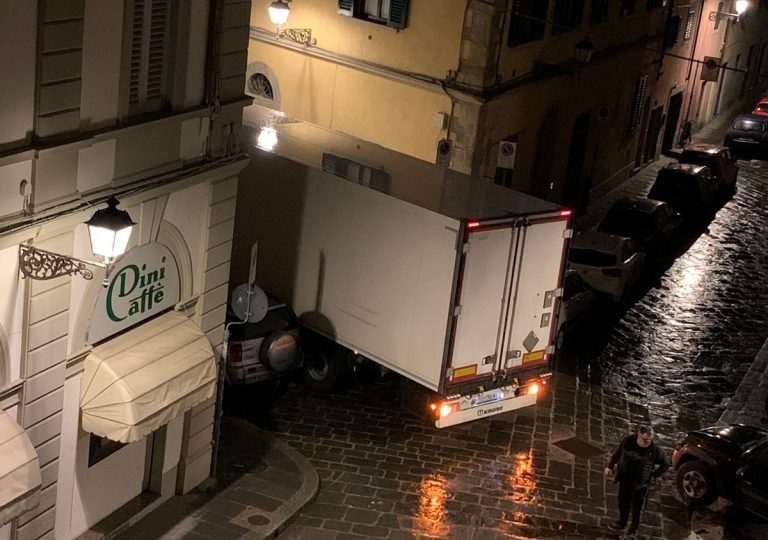 Il tir incastrato in via delle Ruote a Firenze