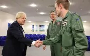 Boris Johnson con ufficiali della Raf