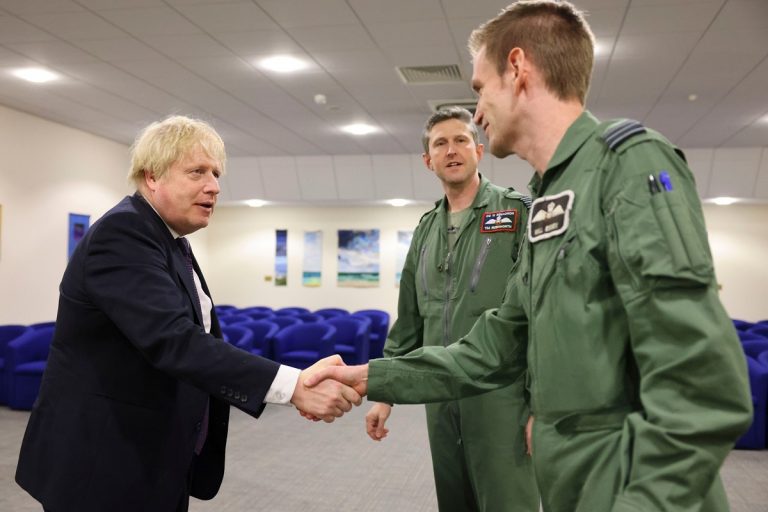 Boris Johnson con ufficiali della Raf