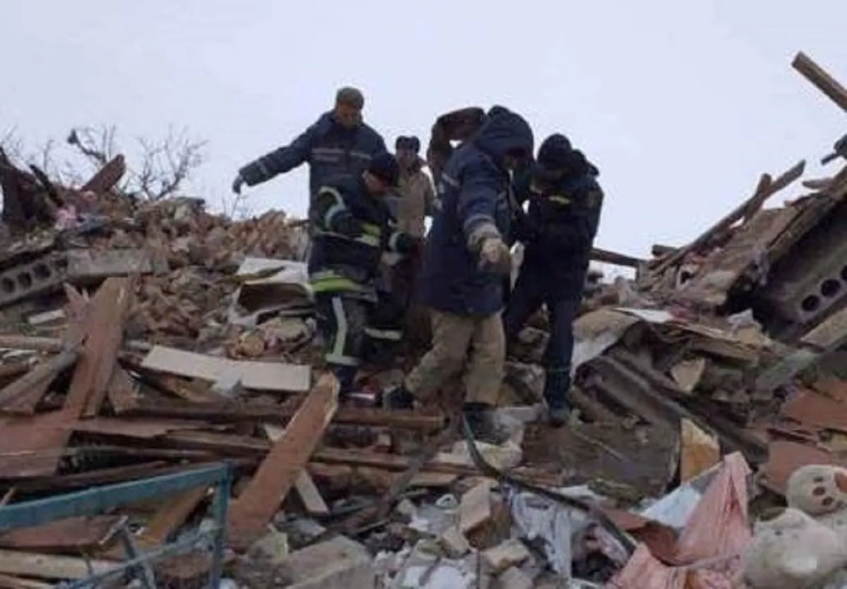 Soccorritori all'opera a Kharkiv dopo il bombardamento di stanotte