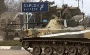 Un tank leggero all'ingresso di Kherson