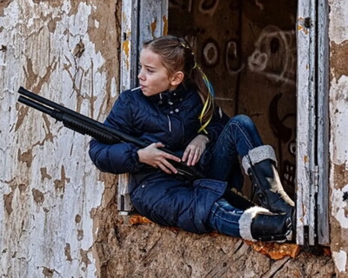 La bimba ucraina con il fucile e il lecca-lecca: la foto è diventare virale