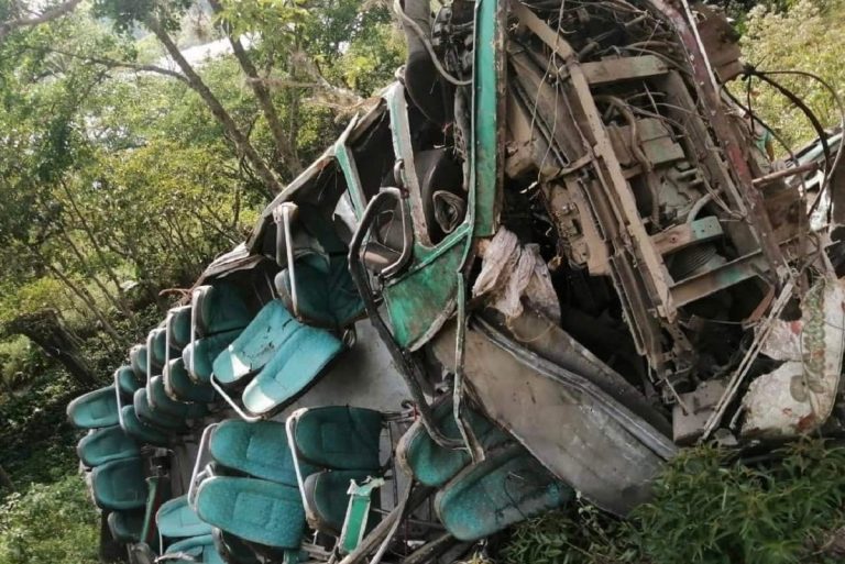 Lo scuolabus distrutto in fondo al dirupo