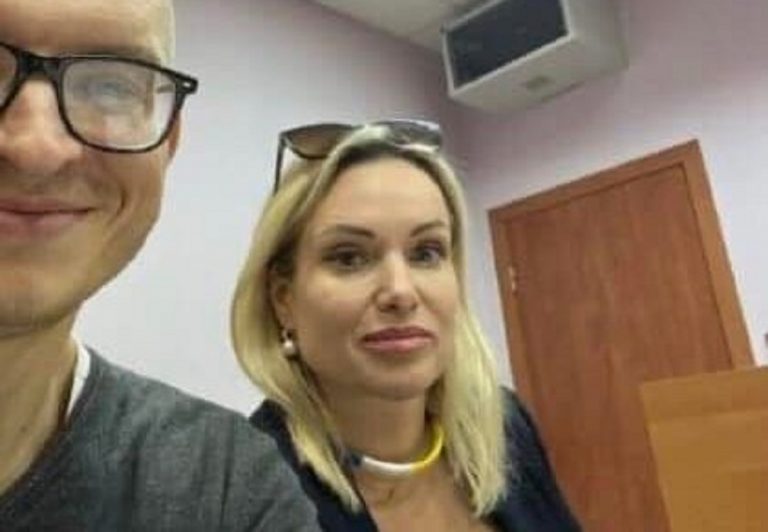 Marina Ovsyannikova e il suo legale: la tv russa l'accusa di spionaggio