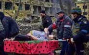 le terribili scene dopo il bombardamento dell'ospedale di Mariupol