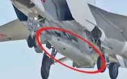Un missile Kinzhal sotto la fusoliera di un caccia russo multiruolo